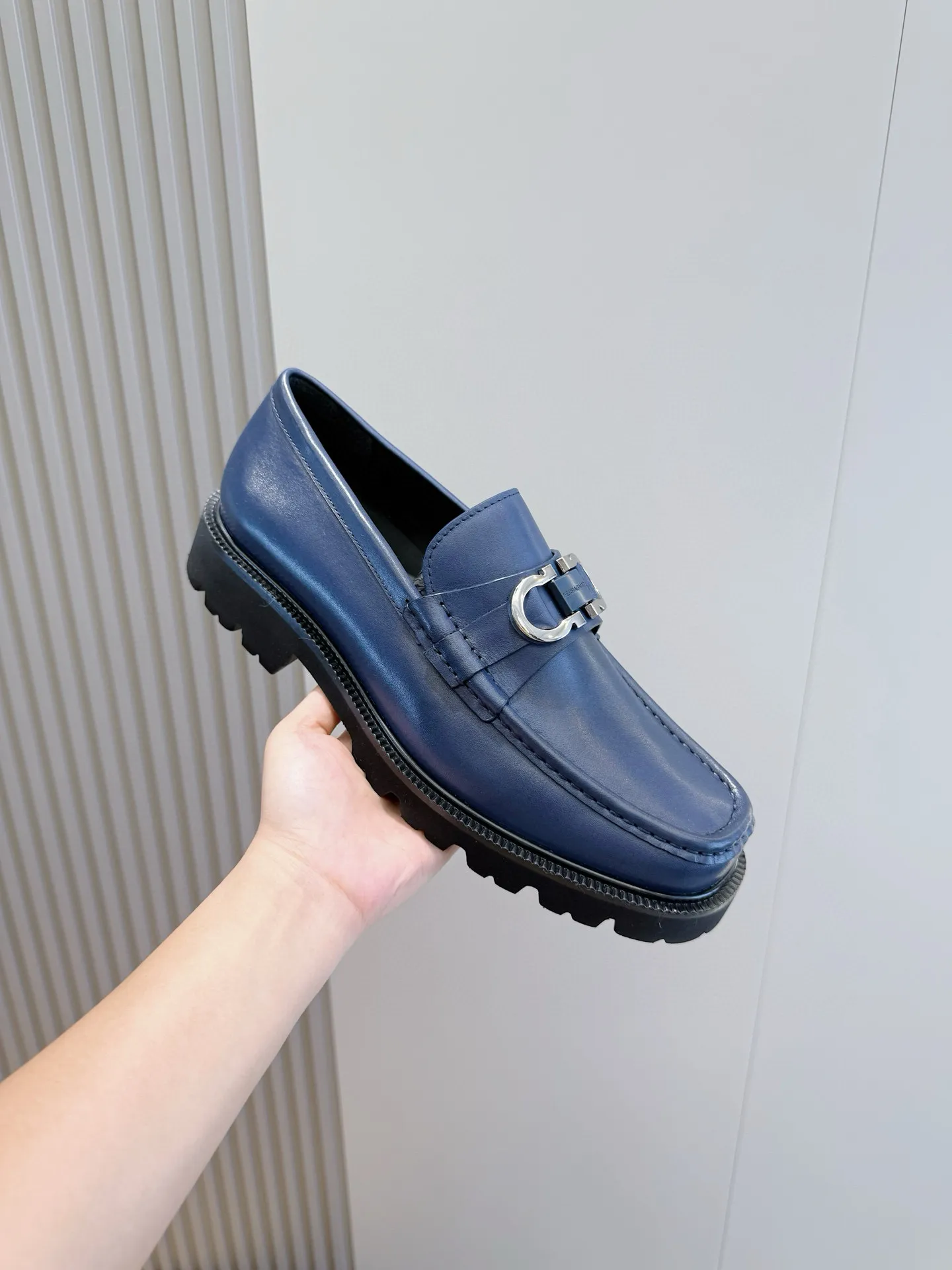 [Ferragamo] Top P: 760💰 Number of yards: 39~44 (38.45. Customized, non-returnable) Ferragamo men's leather derby shoes. The new derby shoes are light in texture and cool in style. They adopt exquisite eyelet uppers and novelly define urban trends. Made of brushed cowhide, it has a plump and rounded toe box and is decorated with delicate wingtip decorative details. Imported cowhide + cowhide lining.